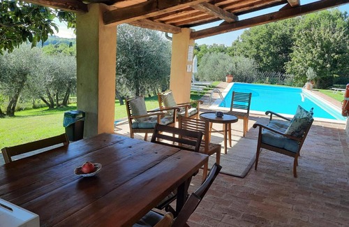 San Giovanni d'Asso Villa | Pasqui Villas Tribbio villa con piscina vista WiFi vicino al paese