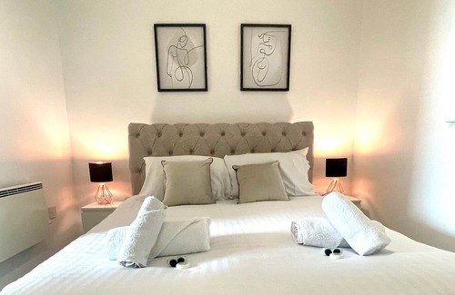 Belle Vue Apartment | Pass the Keys | 2 Bedroom Apartment Sleeps 6 Etihad Stadium
