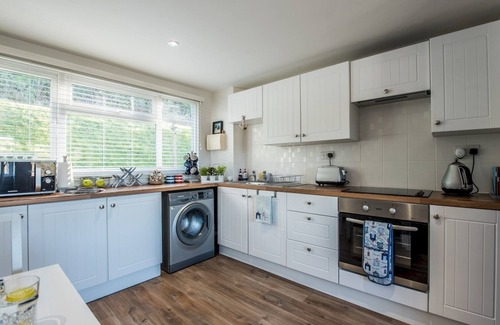 Pembroke House | Pass the Keys | Beach Retreat - Free Parking and Wifi - Sleeps 4
