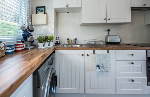 Pembroke House | Pass the Keys | Beach Retreat - Free Parking and Wifi - Sleeps 4