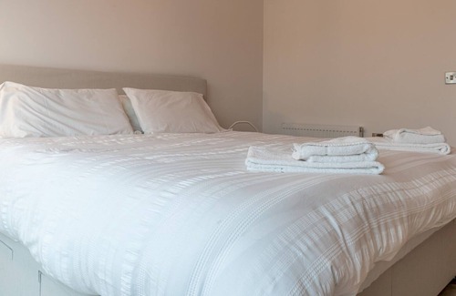 Gifford Apartment | Pass the Keys | Beautiful 2-BD Penthouse with Amazing Views