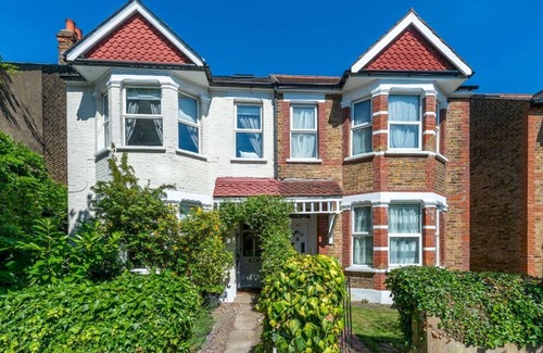 West Ealing House | Pass the Keys | Beautiful 3 Bedroom family home over 3 floors