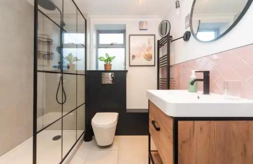 Merton House | Pass the Keys Beautiful unique home with parking and EVcharging