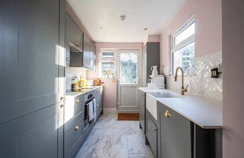 East Walworth Apartment | Pass the Keys | Boutique apartment 15 mins bus to Central London