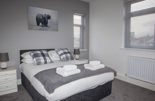 Darlington House | Pass the Keys | Bright Spacious Home with Parking