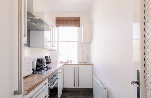 Askew Apartment | Pass the Keys | Bright, Vibrant Shepherd's Bush Oasis Quick Stroll To Westfield Shopping Centre