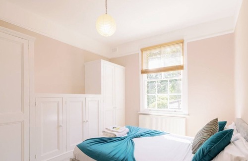 Askew Apartment | Pass the Keys | Bright, Vibrant Shepherd's Bush Oasis Quick Stroll To Westfield Shopping Centre