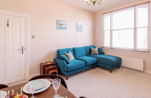 Askew Apartment | Pass the Keys | Bright, Vibrant Shepherd's Bush Oasis Quick Stroll To Westfield Shopping Centre
