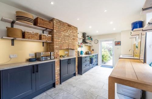 Oxford House | Pass the Keys Charming 4BR Victorian Townhouse - Central Oxford