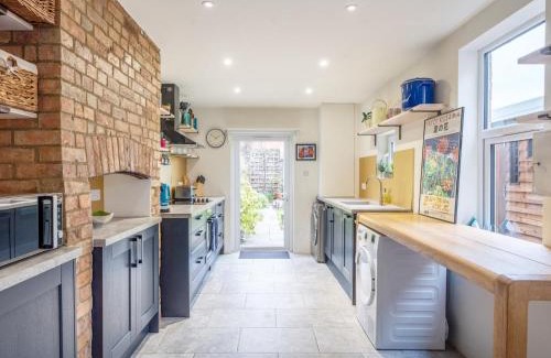 Oxford House | Pass the Keys Charming 4BR Victorian Townhouse - Central Oxford