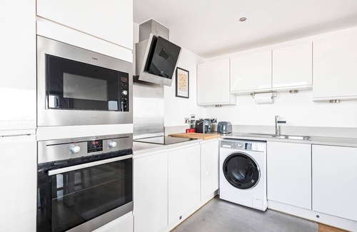 Bromley North Apartment | Pass the Keys | Charming Stay with a Balcony in Bow