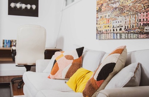 Maidstone Apartment | Pass the Keys | Cosy and Spacious Flat for 4