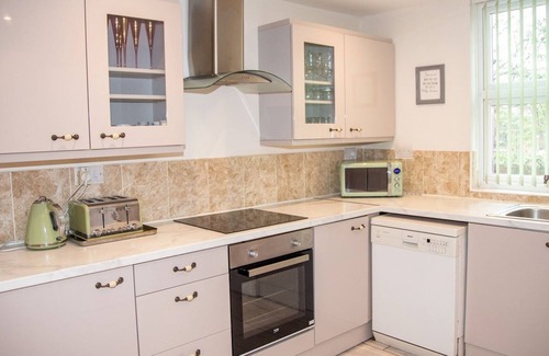Rochester House | Pass the Keys | Cosy and Spacious House for 6
