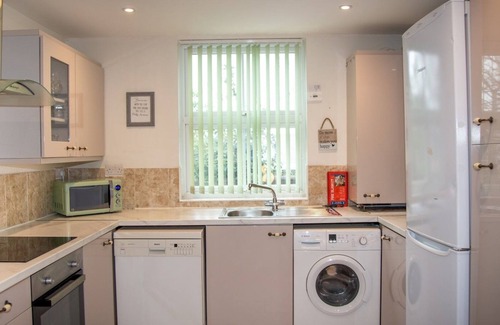 Rochester House | Pass the Keys | Cosy and Spacious House for 6