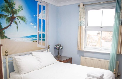 Rochester House | Pass the Keys | Cosy and Spacious House for 6