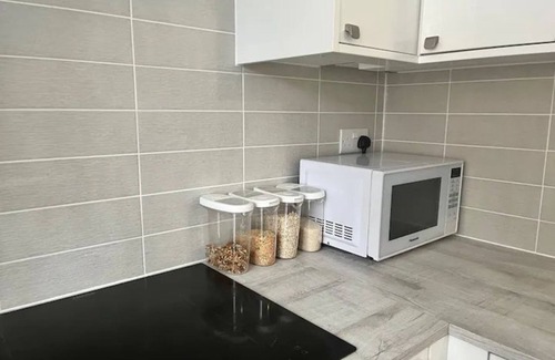 Borehamwood House | Pass the Keys | Cosy One Bedroom House with Parking