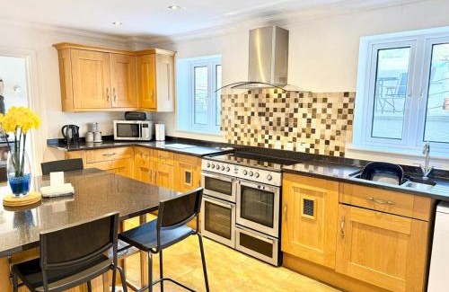 Reynoldston House | Pass the Keys Countryside Retreat in Reynoldston Gower, Sleeps 10
