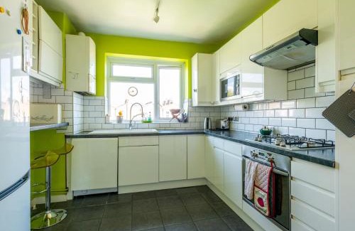 Stoke Newington Apartment | Pass the Keys Cozy 4-Bed with Garden in Trendy Stoke Newington