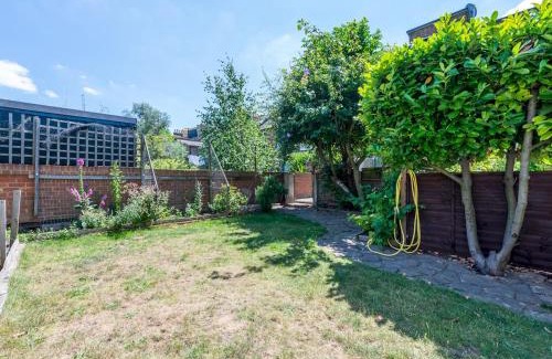 Stoke Newington Apartment | Pass the Keys Cozy 4-Bed with Garden in Trendy Stoke Newington