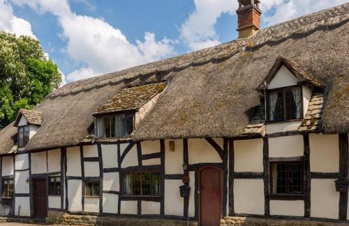 Mickleton House | Pass the Keys Dara Cottage 16th Century Thatched Cottage