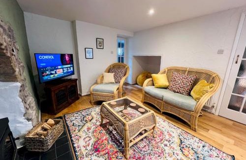 Youlgreave House | Pass the Keys Dene Cottage - Perfect for 8 & Pets in Youlgrave