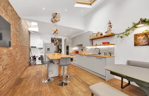 Newham House | Pass the Keys | Family home w/beautiful renovated kitchen!
