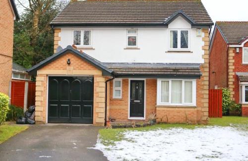 Salford House | Pass the Keys Garden Family Home near by University of Salford
