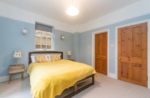 Hampton Wick House | Pass the Keys Cosy River House With Beautiful Views