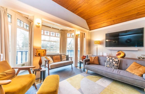 Hampton Wick House | Pass the Keys Cosy River House With Beautiful Views
