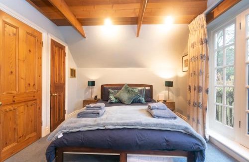 Hampton Wick House | Pass the Keys Cosy River House With Beautiful Views