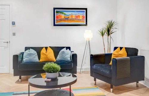 Hoylake Apartment | Pass the Keys | Golfers Haven 2 BD Flat on Hoylake Beach Parking