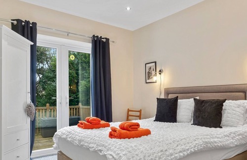 Silecroft House | Pass the Keys | Luxury Cottage with Hot Tub near Secluded Beach