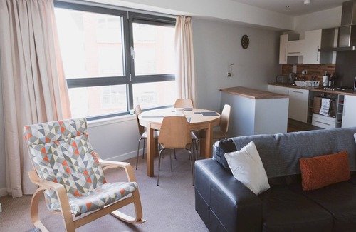 North West Apartment | Pass the Keys | Lovely 2-Bed Flat Glasgow Harbour FREE parking
