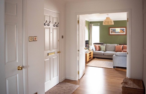 Anniesland Apartment | Pass the Keys | Lovely 2-bedroom rental with free parking