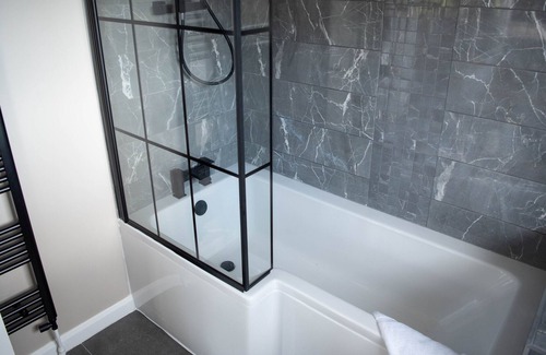 Anniesland Apartment | Pass the Keys | Lovely 2-bedroom rental with free parking