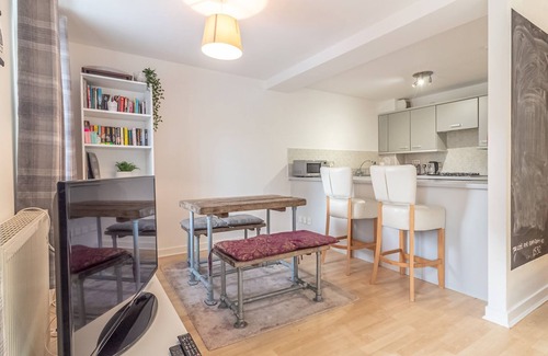 Edinburgh Apartment | Pass the Keys | Lovely 2Bedroom flat with balcony!