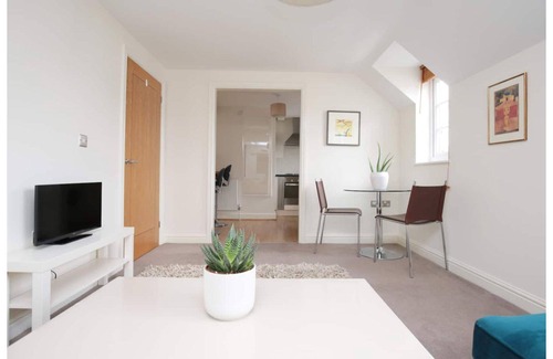 Littlemore Apartment | Pass the Keys | Lovely Oxford 2 Bed Apartment with Free Parking and Garden