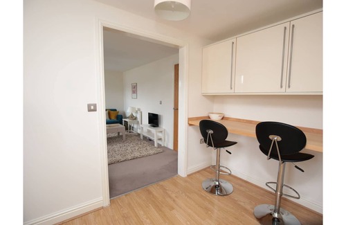 Littlemore Apartment | Pass the Keys | Lovely Oxford 2 Bed Apartment with Free Parking and Garden