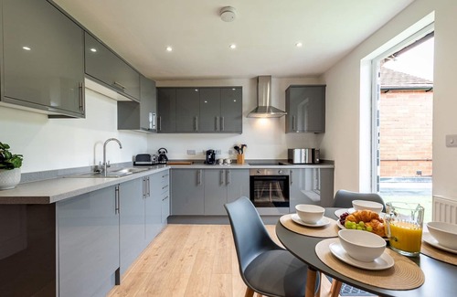 Madeley Apartment | Pass the Keys | Modern Apartment with Terrace