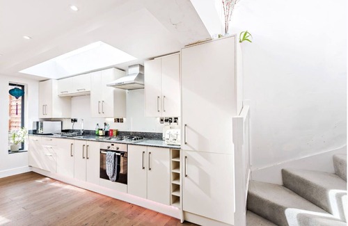Oxford House | Pass the Keys | Modern, Chic 3BR Townhouse in Central Oxford