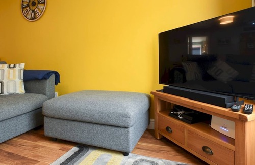 Gosport House | Pass the Keys | New 2 bed home with off road parking sleeps 6