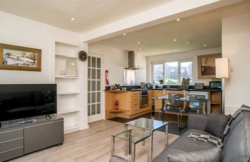 Duddingston Apartment | Pass the Keys | Newly Renovated 1 bedroom Flat - Edinburgh
