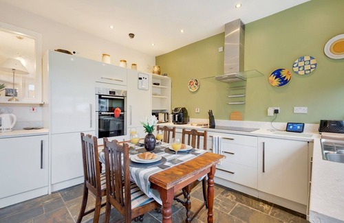 Fallowfield House | Pass the Keys | Spacious 5 Bed House Sleeps up to 12