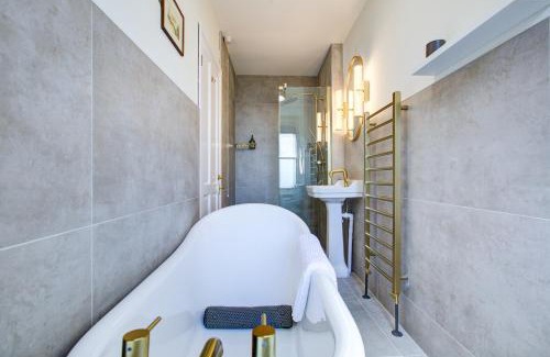 Leigh-on-Sea House | Pass the Keys Stunning Cottage in the Heart of Old Leigh