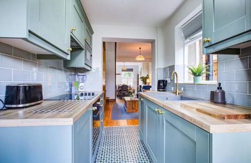 Leigh-on-Sea House | Pass the Keys Stunning Cottage in the Heart of Old Leigh