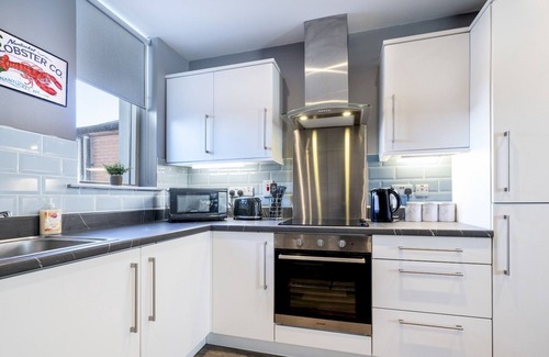 Belfast Apartment | Pass the Keys | Stunning 2BR Duplex w Bars Cafes Parks Nearby