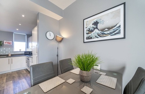 Belfast Apartment | Pass the Keys | Stunning 2BR Duplex w Bars Cafes Parks Nearby