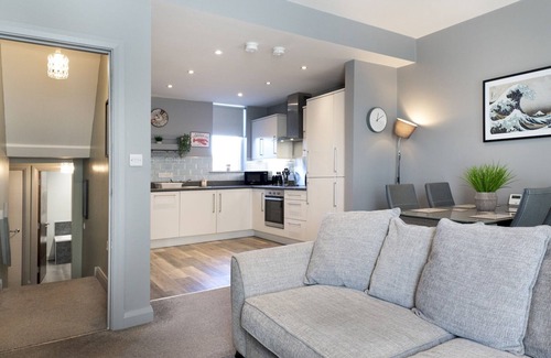 Belfast Apartment | Pass the Keys | Stunning 2BR Duplex w Bars Cafes Parks Nearby