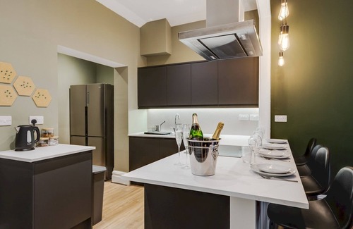 Liverpool House | Pass the Keys | Stylish Aigburth Flat, Sleeps 12