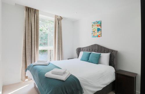 Kew Apartment | Pass the Keys Stylish Designer Balcony Apartment in Kew